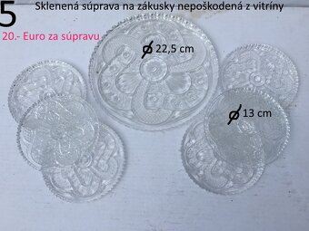 Farebné sklenené predmety z vitríny - 6