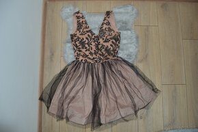 Spoločenské šaty s tylovou áčkovou sukňou - 6