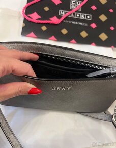 Strieborná crossbody DKNY kabelka - 6