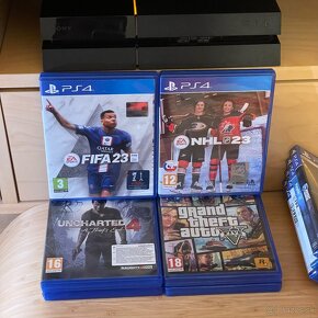 PlayStation 4 + 2 ovládače + 10 hier - 6