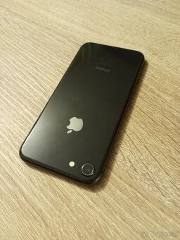 iPhone 8 / 64GB Super stav - 6