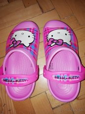 ružové Crocs Hello Kitty. veľkosť 33 až 34 - 6