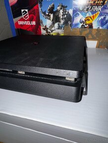 PS4 Slim 500gb + 2 ovládače + hry - 6