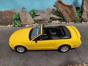 Prodám model 1:18 Ford mustang GT convertible 2006 - 6