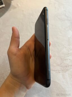 Predám iPhone 8 Black 64GB - 6