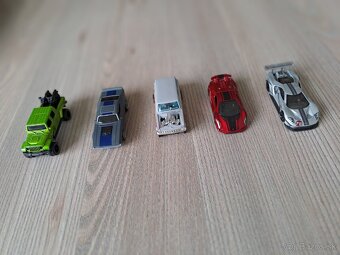 Kufrík a 50 Hot Wheels autičok - 6