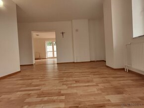 Exkluzívny predaj 6.izb 220m2  RD v obci Horňany a pozemkom - 6