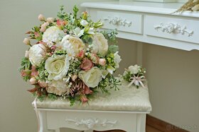 Svadobná kytica bielo-ružová s pierkom pre ženícha - 6