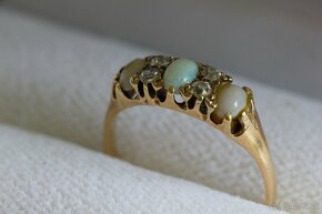 Starožitný 18ct zlatý prsteň s opálmi a diamantami - 6