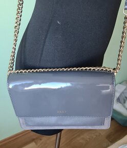 DKNY Malá kožená kabelka crossbody - 6