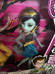 Monster High Frankie Stein & Jackson Jekyll Picnic Casket - 6