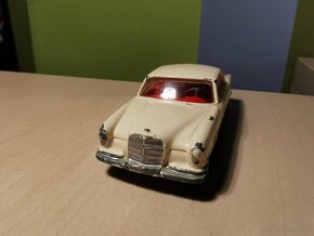 ZLAVA Corgi toys Mercedes 220 coupe - 6