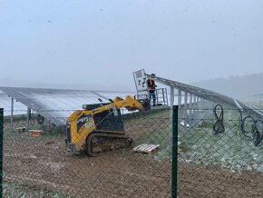 Pomocní elektrikári, bagristi - solárne polia v Nemecku - 6