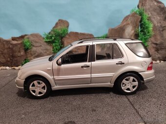 prodám model 1:18 mercedes benz ML55 amg - 6