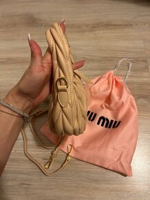 Miu Miu Wander matelassé nappa hobo bag - béžová (MM1) - 6