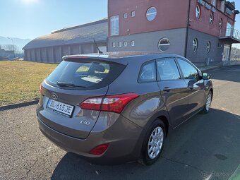 Hyundai i30 1.6crdi 94 kw - - 6