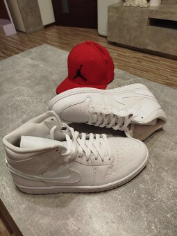 Air Jordan 1 Mid Triple white. Veľkosť : EU 44 - 6