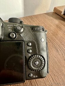 Panasonic Lumix GH5 + dummy battery + 8 baterii + VILTROX EF - 6