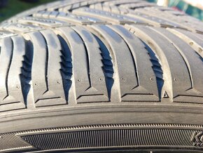 235/40 r19 zimne pneumatiky - 6