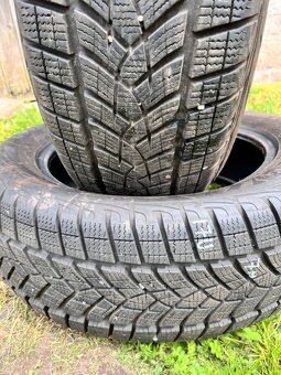 2ks. 215/60 R17 zimní pneu GoodYear - vzorek 7mm - 6