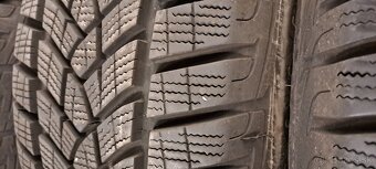 Predám 4ks skoro nové zimné 216/60r16-99H Good Year - 6