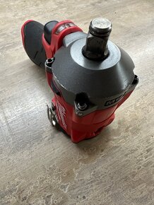 Milwaukee M12 rázový uťahovák - 6