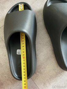 Yeezy slide by Adidas šľapky 44 - 6