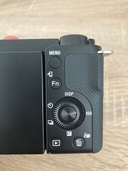 Sony ZV e-10 + doplnky na videotvorbu - 6