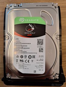 Predám domáce úložisko ZyXEL NAS326 + 2x 4 TB SEAGATE HDD - 6