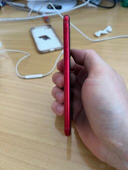 Predám iPhone SE 2. generácie (64GB) - Red - 6