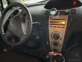 Toyota yaris 1.3 - 6