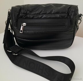 Moderná dámska crossbody kabelka / ľadvinka - 6