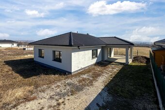 Novostavba- Bungalov s pekným výhľadom na Smolenický  zámok - 6