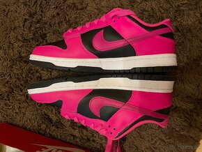 W Nike Dunk Low Fierce pink / Fireberry-black (rúžovo čierne - 6