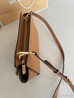 Michael Kors kožená crossbody kabelka - 6