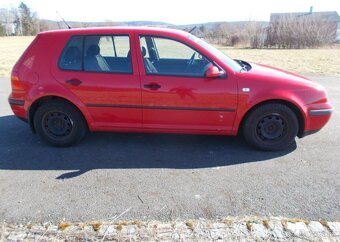 Volkswagen Golf 1,4 55KW nová STK,koup ČR benzín manuál - 6