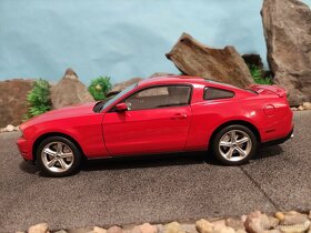 prodám model 1:18 FORD MUSTANG GT 2010 AUTOart - 6