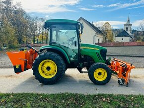 Komunální traktor JOHN DEERE 4720. - 6