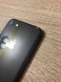 iPhone 8 / 64GB mala puklina na zadnej strane - 6