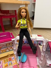 Sanitka Barbie + dve Barbie + karavan Barbie = spolu 45€ - 6