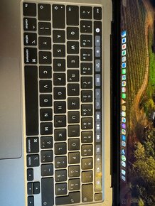 Apple MacBook Pro 13,3” Touchbar 2020 Top stav - 6