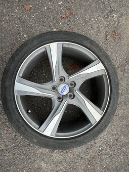 Originál Volvo ALU disky s letnými pneu 235/40 R18 - 6