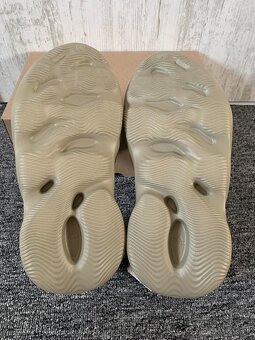 Yeezy Foam RNNR 'Stone Salt' (43) - 6