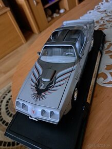 Model auta pontiac firebird 1979 1:18 - 6