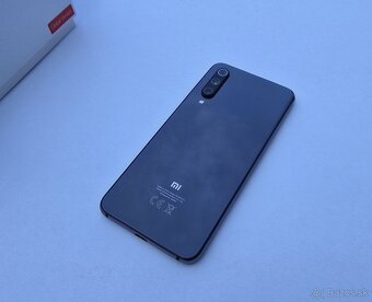 Predám Xiaomi Mi 9 SE Piano Black 6/64GB - 6