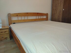 Drevená posteľ s matracmi - 6