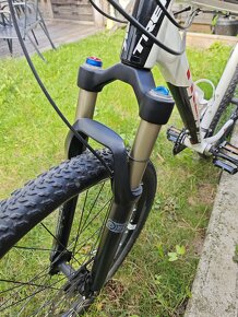 TREK 8000 - DEORE XT, SLX, AVID ELIXIR, FOX Vidlica - 6