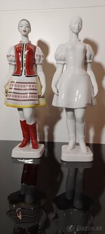 Krásna biela porcelánová šálka žena v kroji - 6