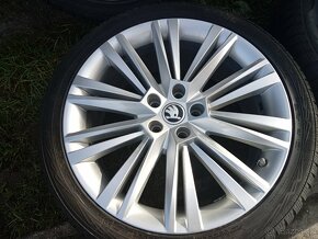 Škoda Superb 19"-235/40 R19+snímače.. zimná sada - 6