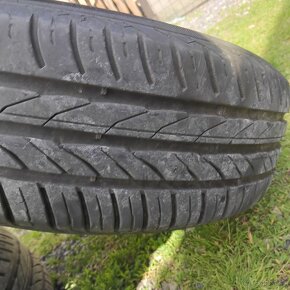 Letné pneu 195/65 R 15 obuté na plechových diskoch 4x100 - 6